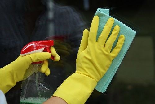Professional carpet cleaner in SE5 working on a home carpet